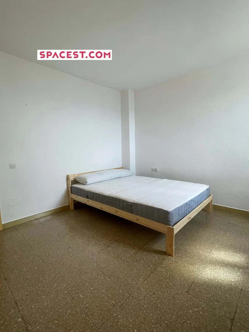 Comfortable and spacious student room in 