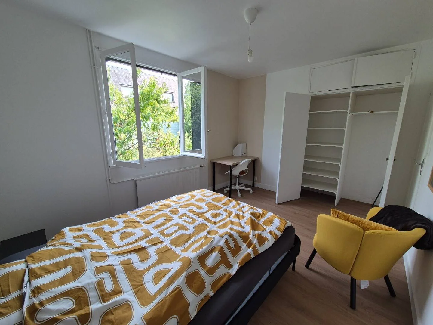 Affordable room for students with ample lighting in 
