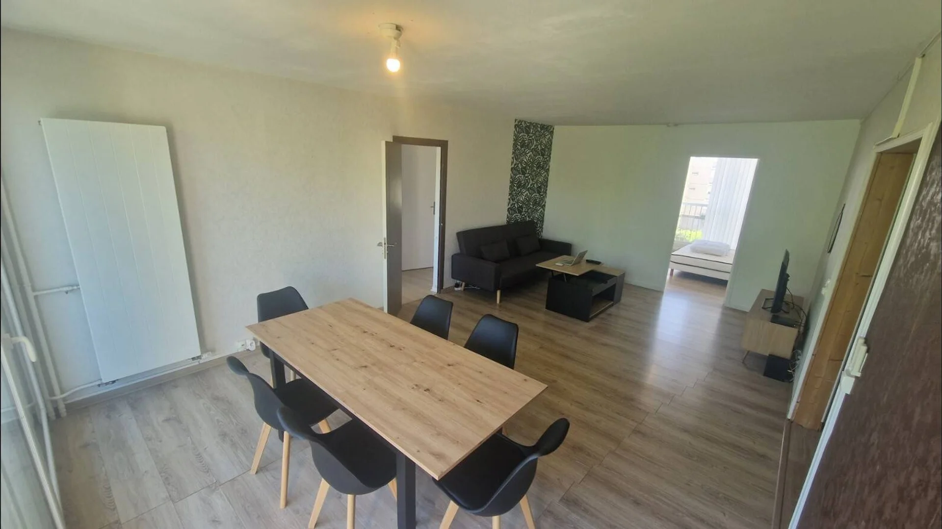 Habitación estudiantil luminosa y aireada con fácil acceso a la universidad en 