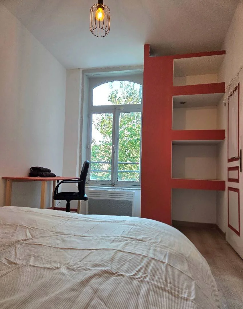 Quarto acessível para estudantes com iluminação ampla em 