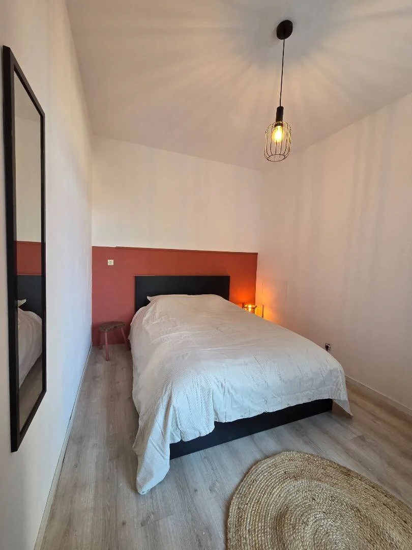 Quarto de estudante em  com área de estudo e instalações partilhadas