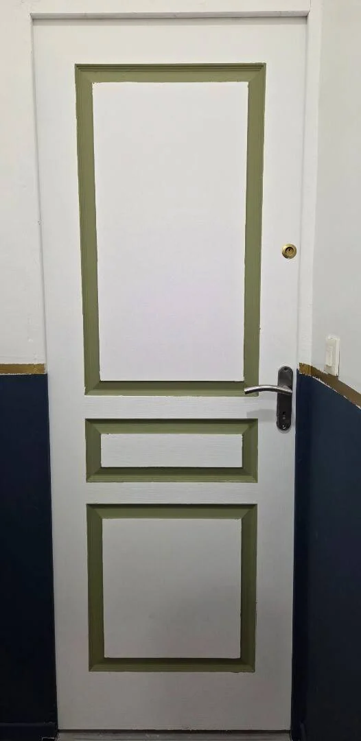 Quarto acessível para estudantes com iluminação ampla em 