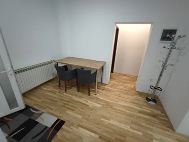 Dairenin tamamı konumu Vinkovačka cesta 4, 3 6 görüntüsü