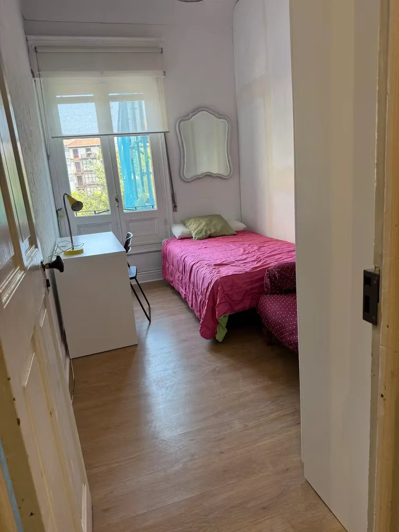 Funkcjonalny pokój studencki idealny do nauki w 