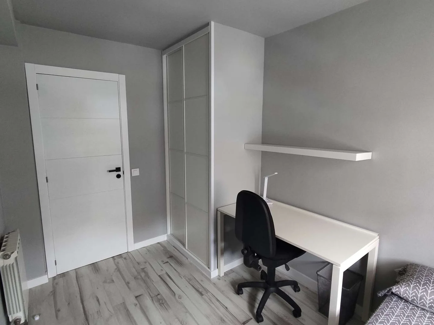 Studentenzimmer in  mit Arbeitsbereich und Gemeinschaftseinrichtungen