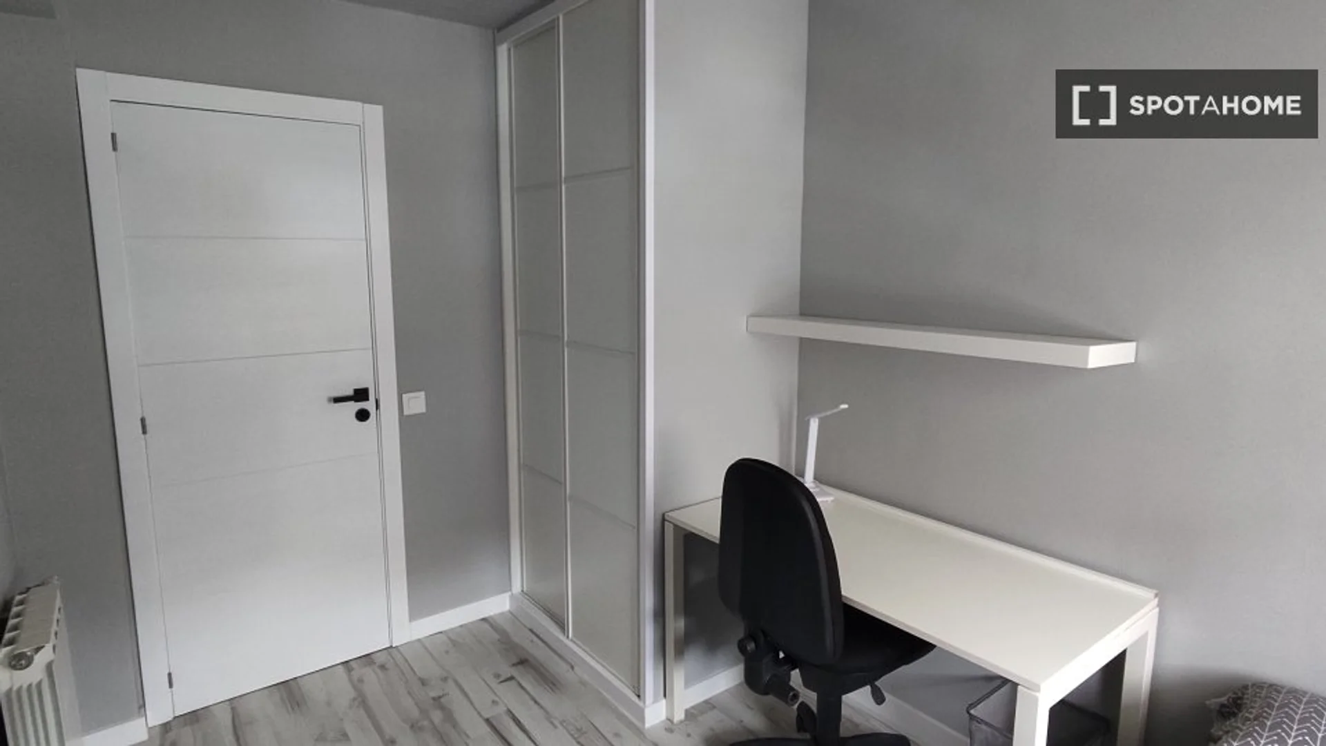 Funktionelles Studentenzimmer perfekt zum Studieren in 