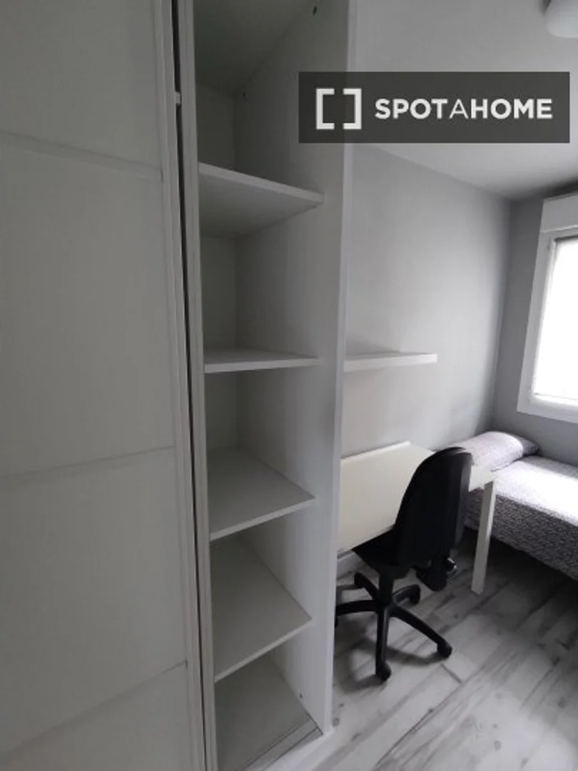 Bezahlbares Zimmer für Studenten mit ausreichender Beleuchtung in 