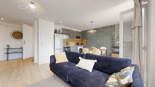 Private room at 98 Avenue de Strasbourg, image 5 of 14