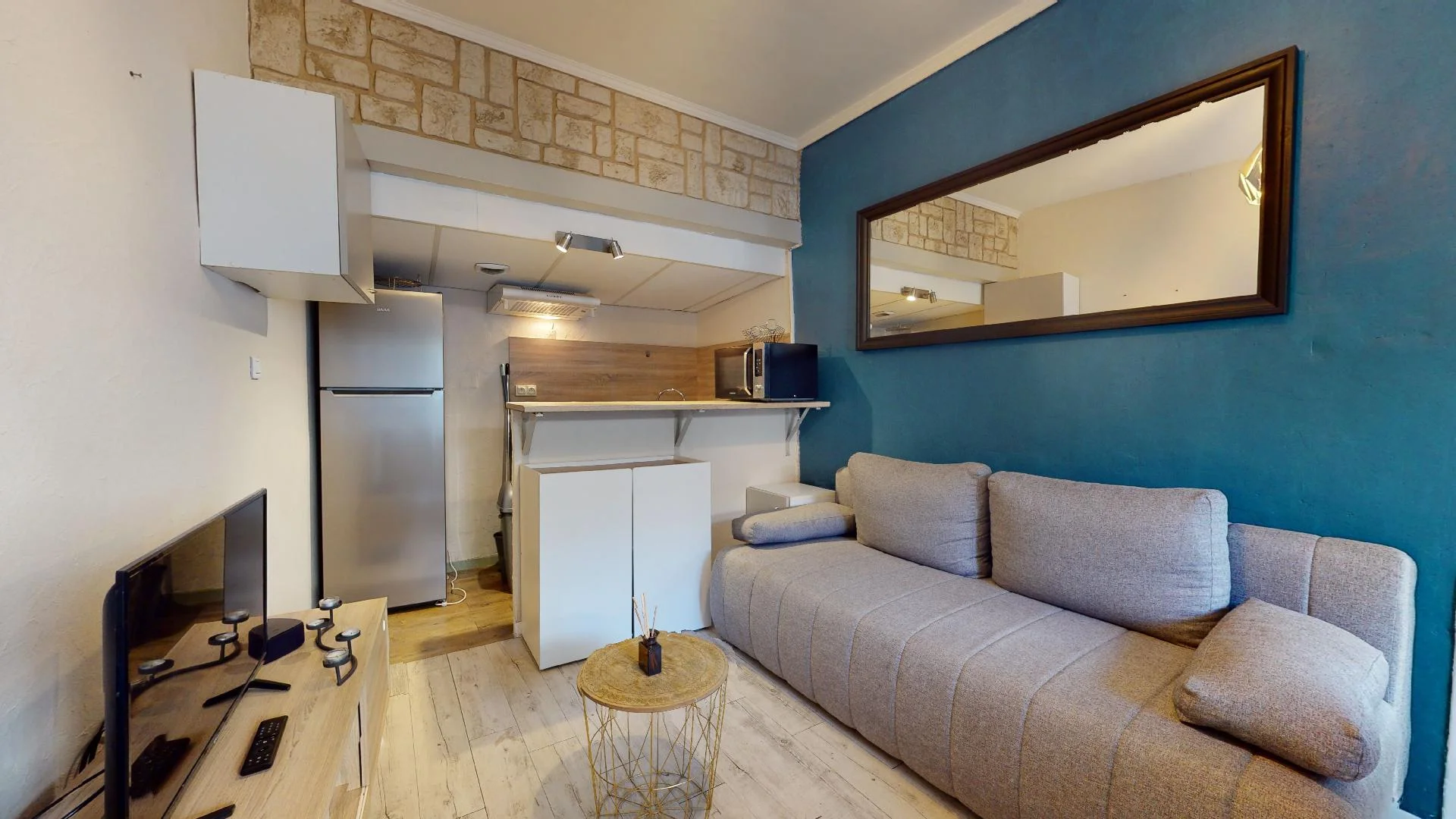 Quarto acessível para estudantes com iluminação ampla em 