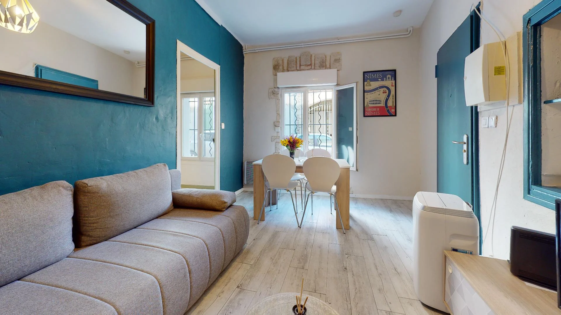 Quarto acessível para estudantes com iluminação ampla em 