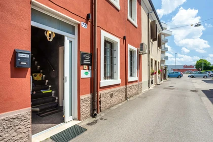 Chambre privée à Via Campagnol di Tombetta, 37134 Verona VR, Italy, image 10 de 12