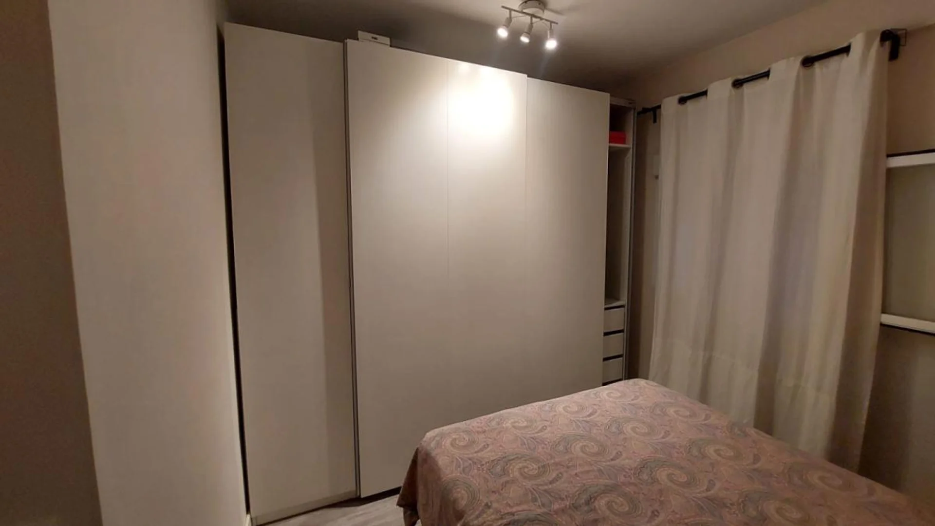 Comfortable and spacious student room in 