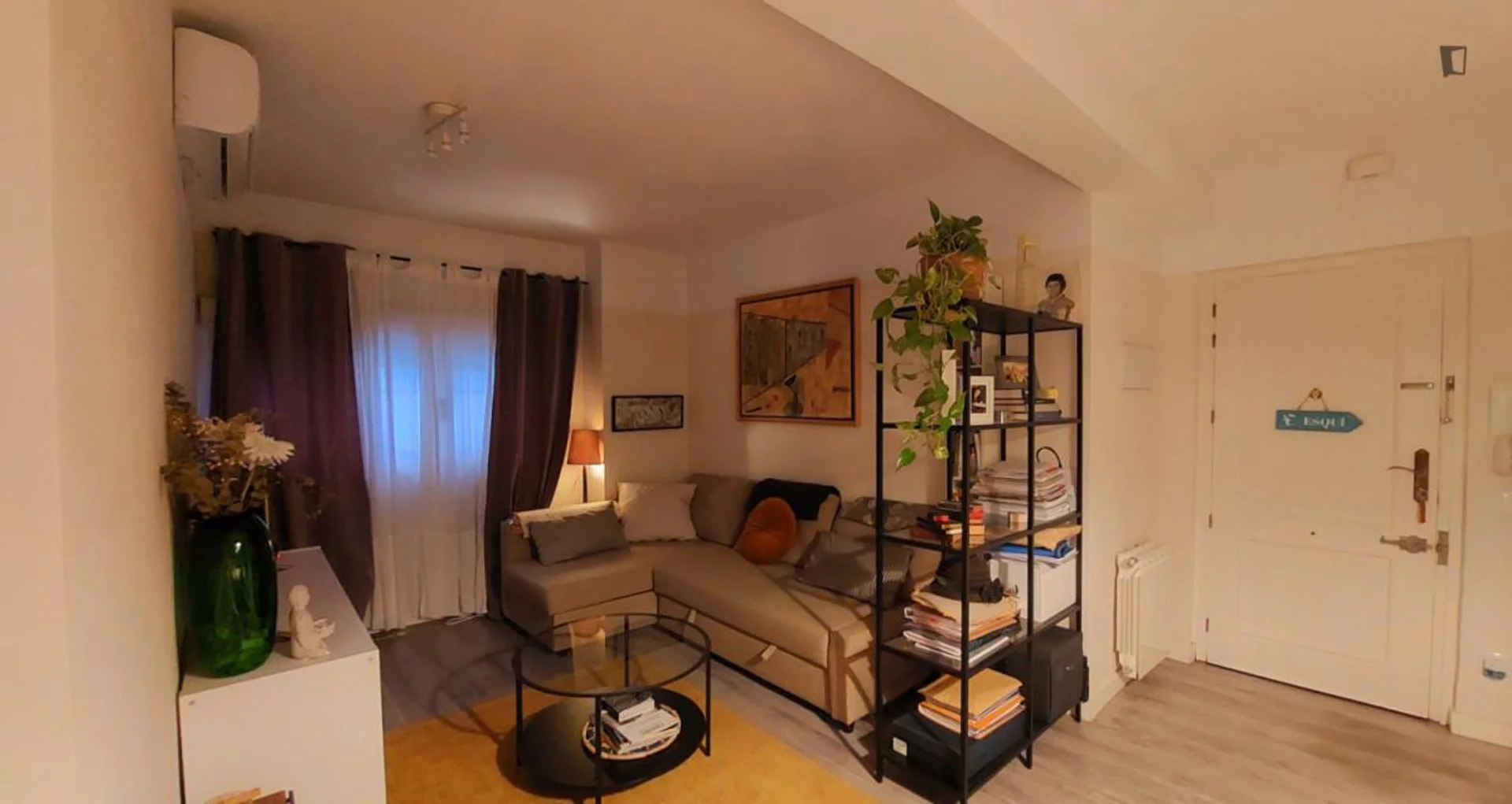 Functional student room perfect for studying in 