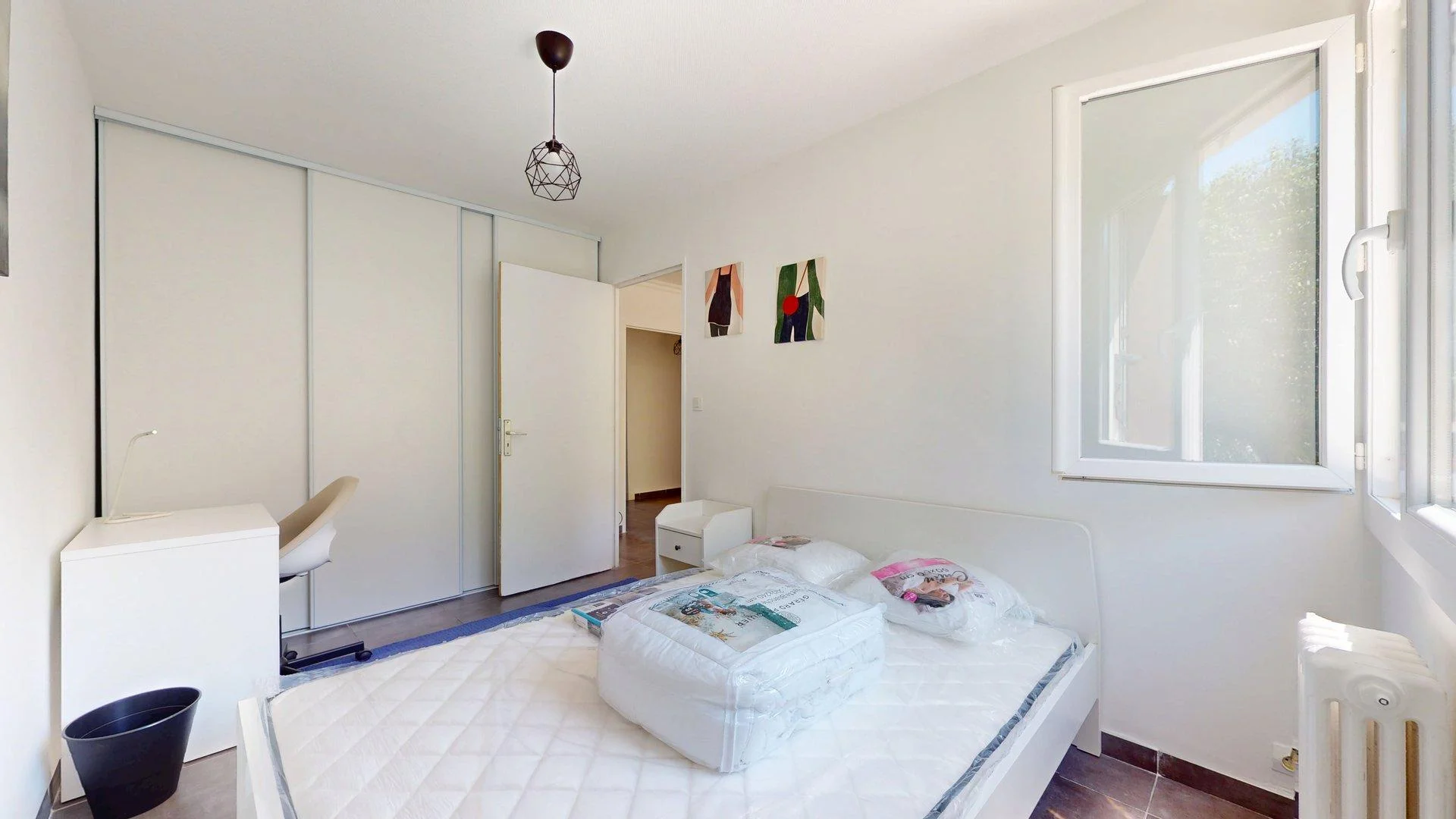 Economical student room with convenient location in