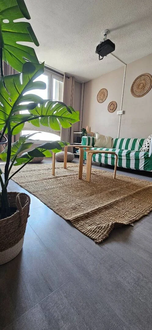 Habitación estudiantil luminosa y aireada con fácil acceso a la universidad en 