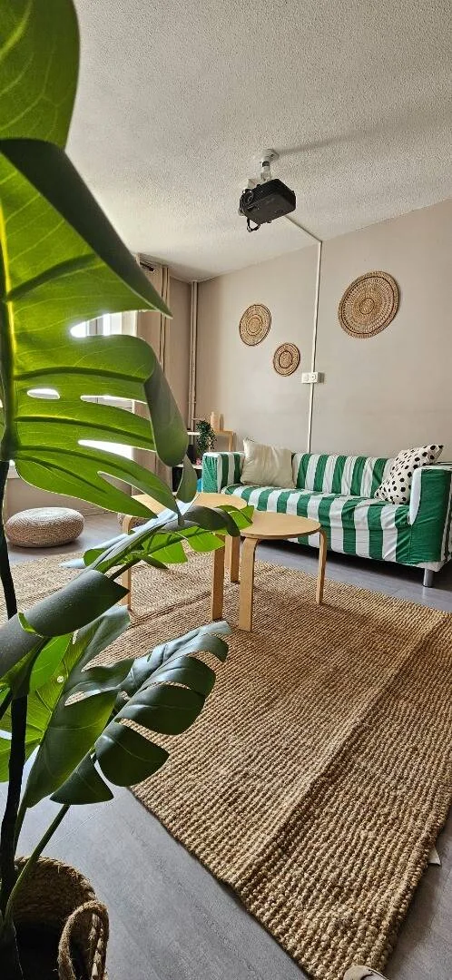Habitación estudiantil amplia y cómoda en 