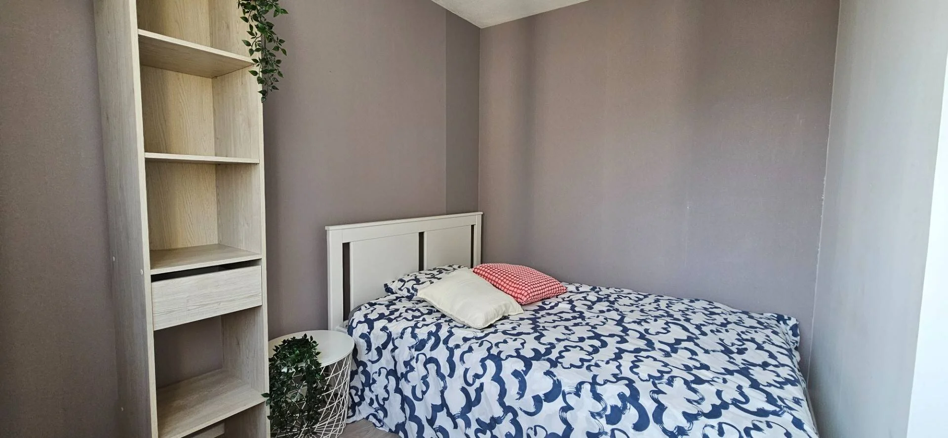 Habitación estudiantil amplia y cómoda en 