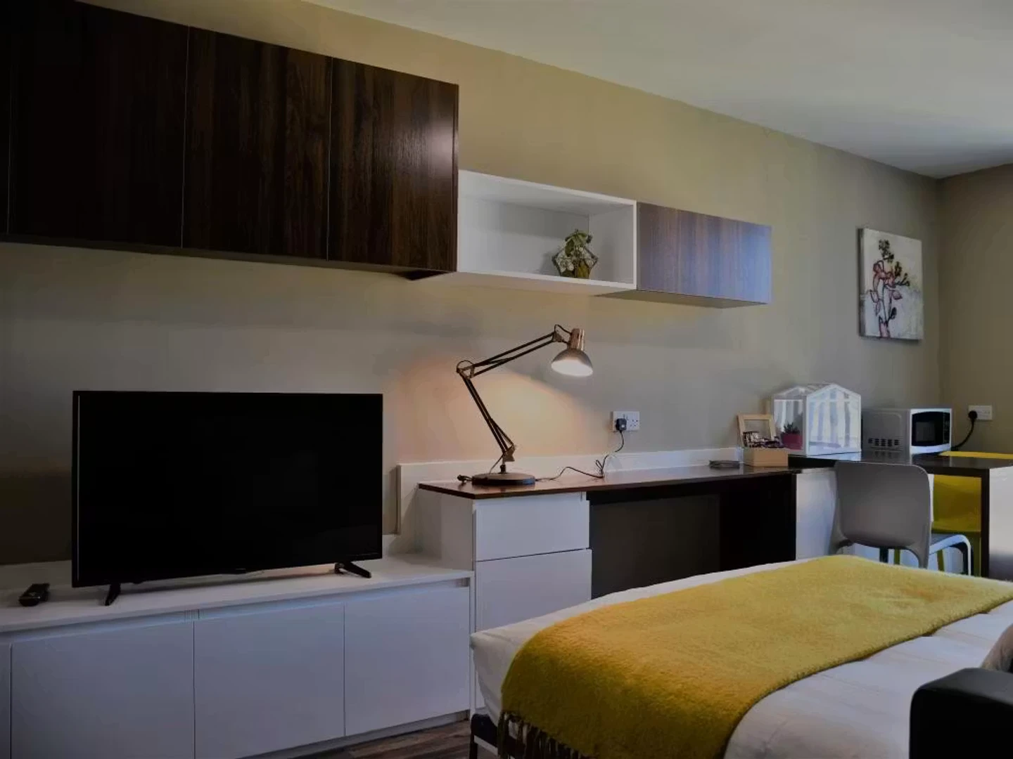 Functional student room perfect for studying in 