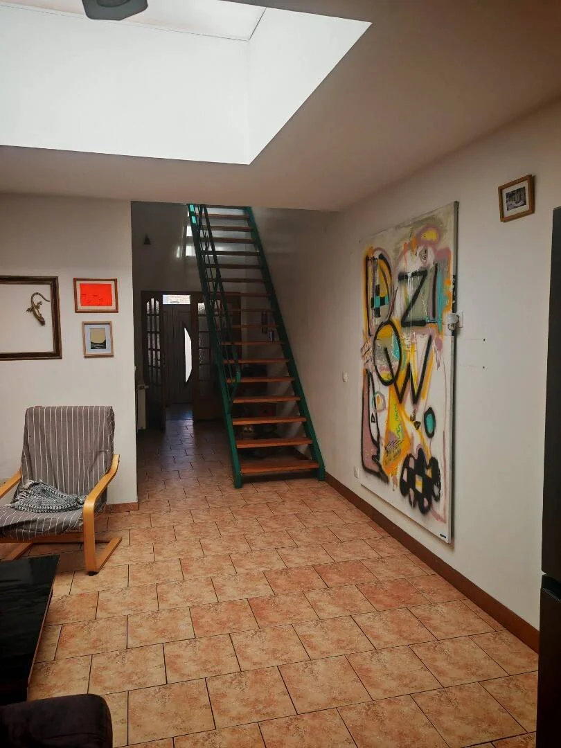 Chambre d'étudiant à  avec espace d'étude et installations communes