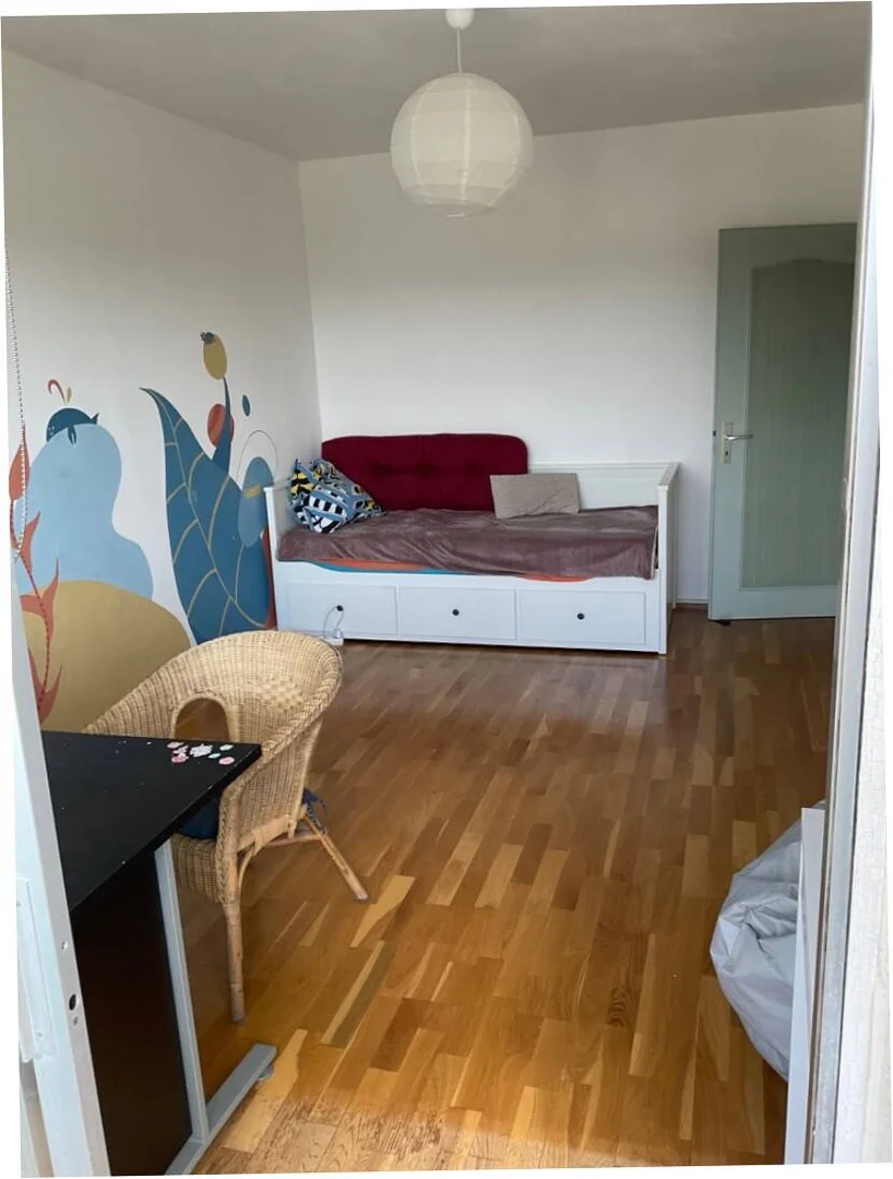 Quarto de estudante luminoso e arejado com acesso fácil à universidade em 