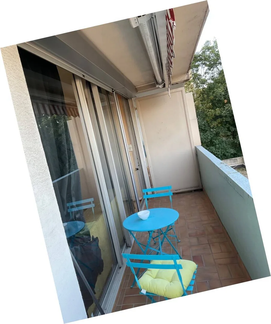 Quarto para alugar em apartamento de estudantes em , totalmente mobilado