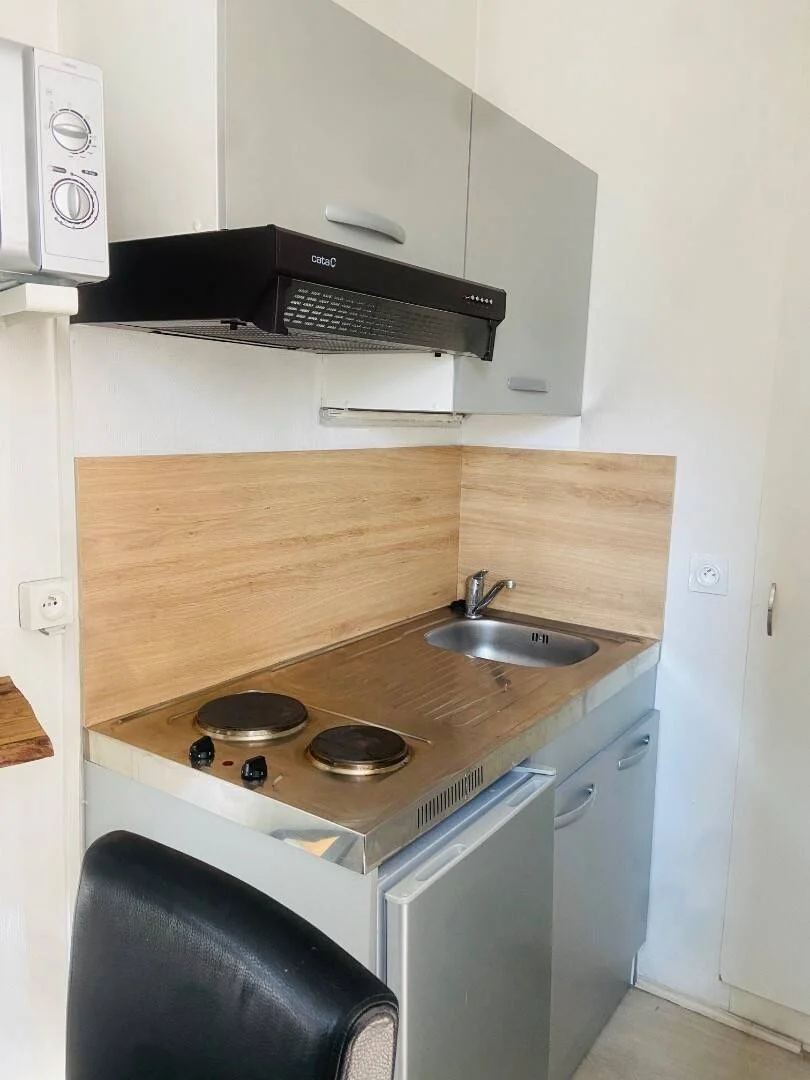 Chambre d'étudiant à  avec espace d'étude et installations communes