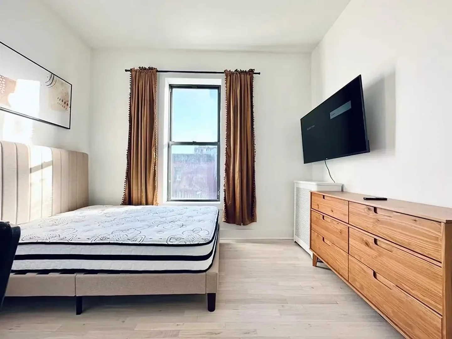 Quarto de estudante em com área de estudo e instalações partilhadas