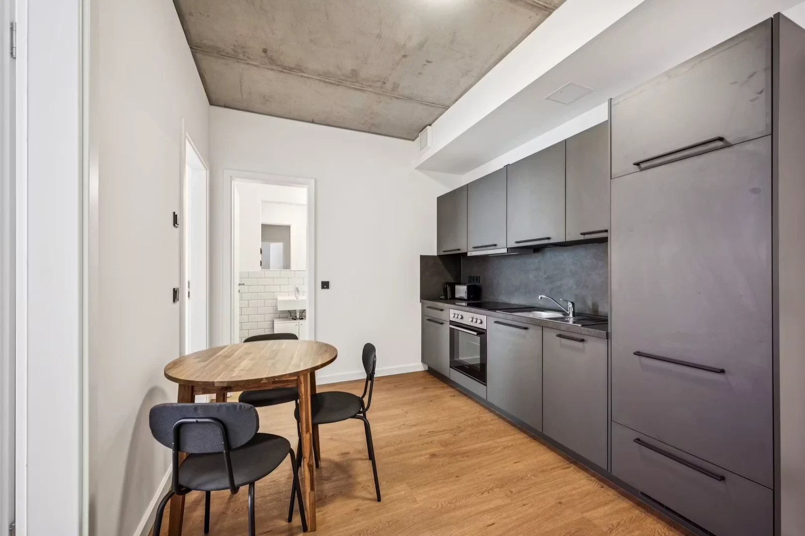 Quarto acessível para estudantes com iluminação ampla em 