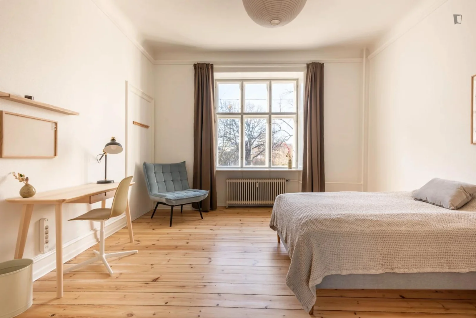Studentenzimmer in  mit Arbeitsbereich und Gemeinschaftseinrichtungen