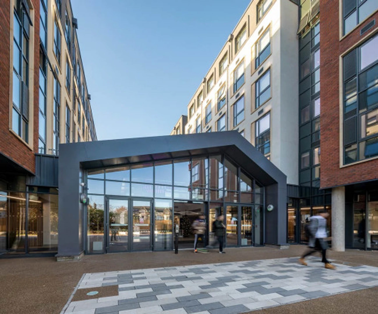 Bright and airy student room with easy university access in 