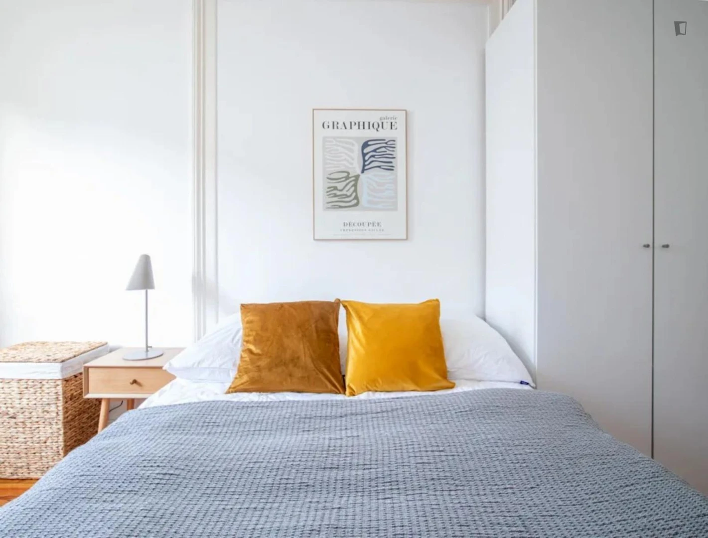 Chambre d'étudiant à  avec espace d'étude et installations communes