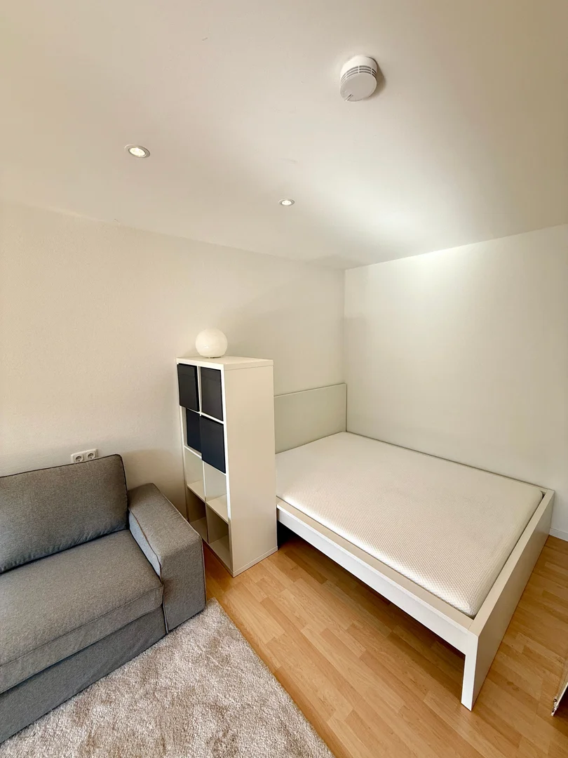 Bright and airy student room with easy university access in 