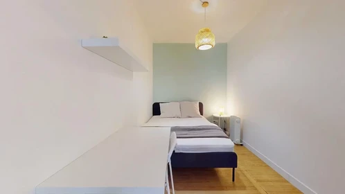 Quarto barato em {area}