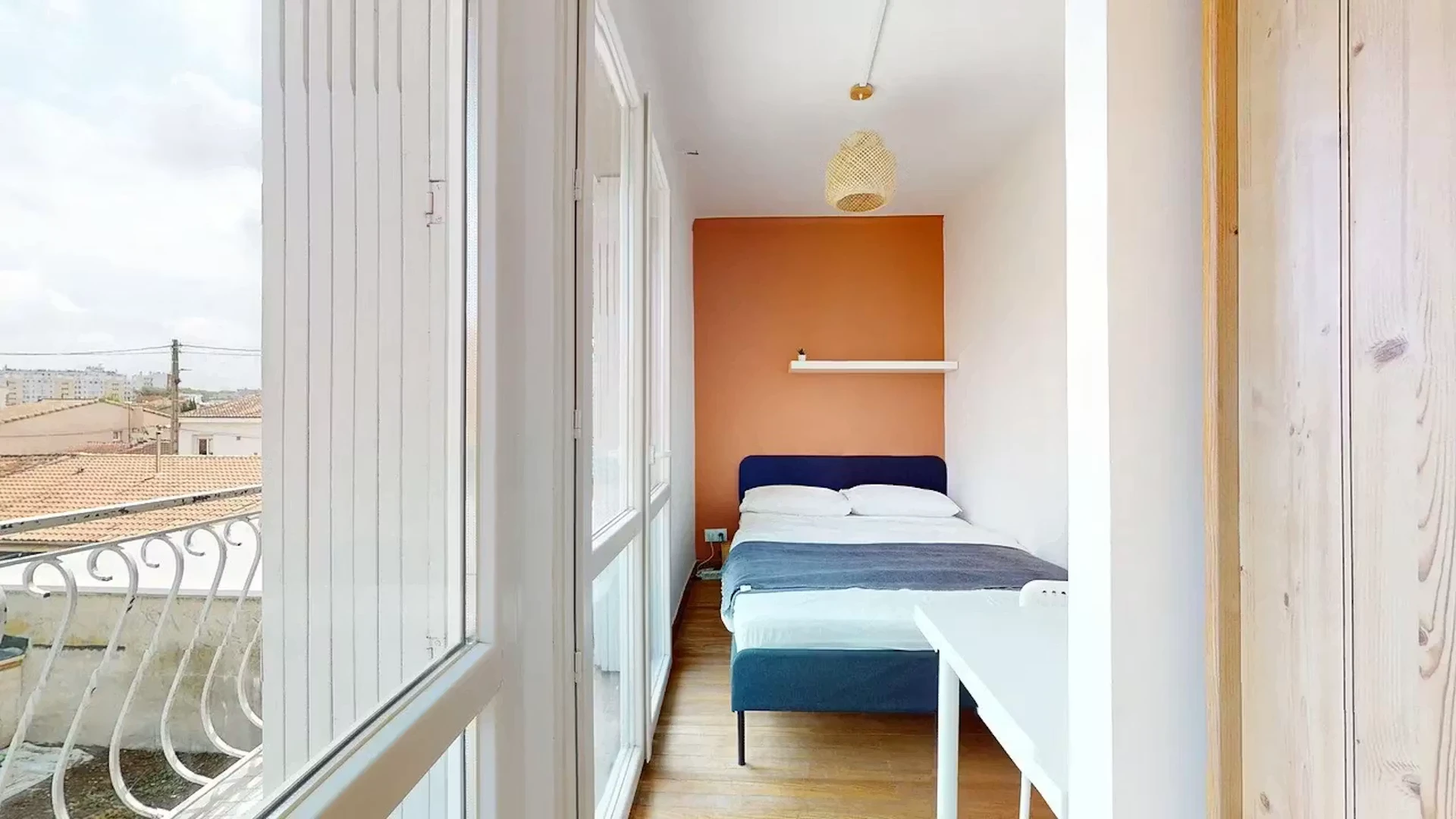 Chambre confortable pour étudiants disponible dans 