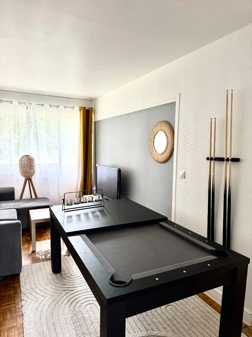 Quarto acessível para estudantes com iluminação ampla em 