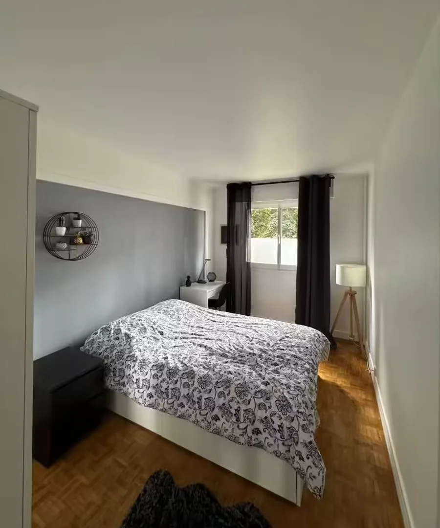 Quarto de estudante confortável e espaçoso em 