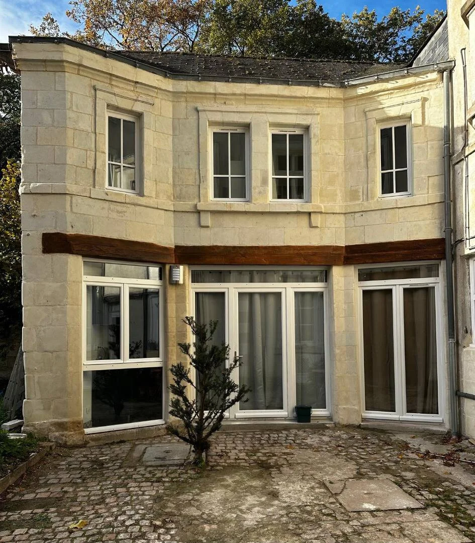 'da öğrenciler için yeterli aydınlatmaya sahip uygun fiyatlı oda