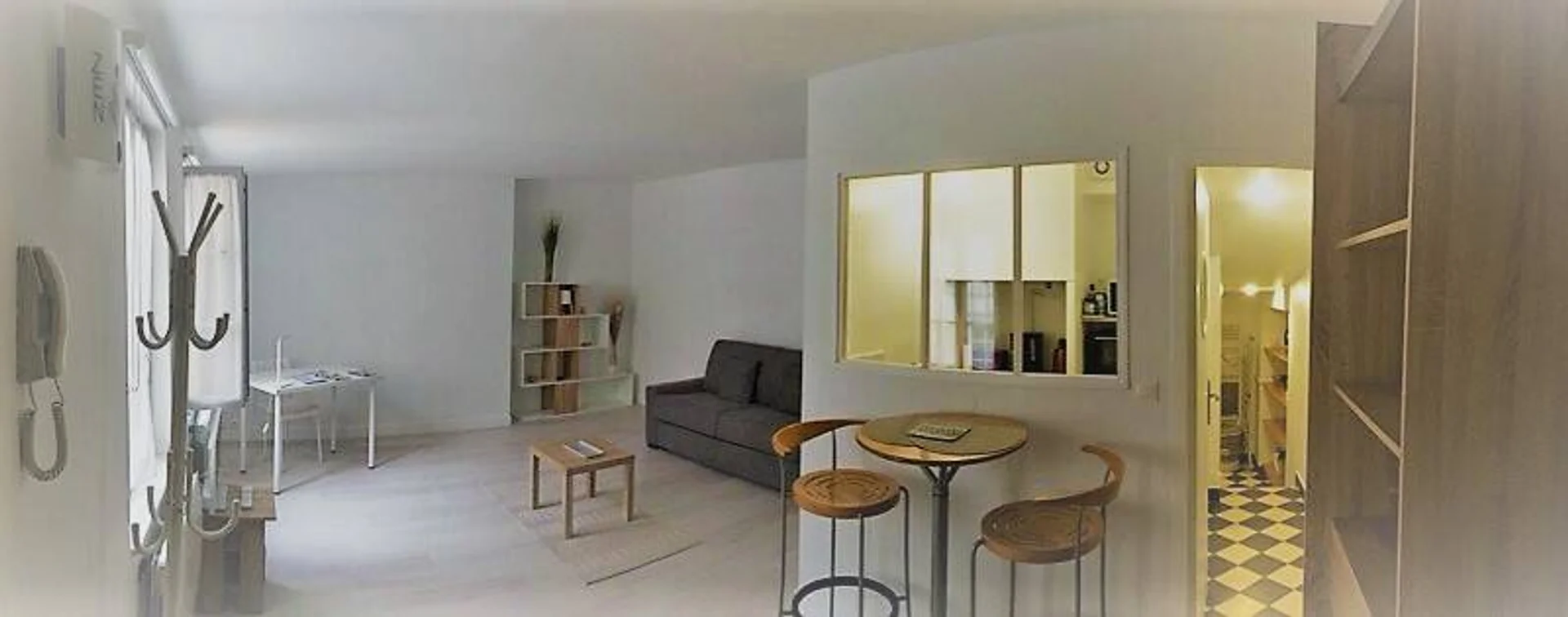 Chambre d'étudiant à  avec espace d'étude et installations communes