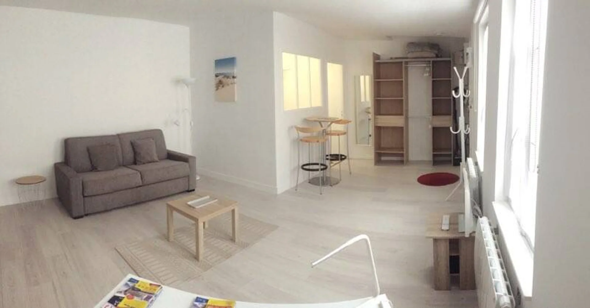 Chambre abordable pour les étudiants avec un bon éclairage dans 