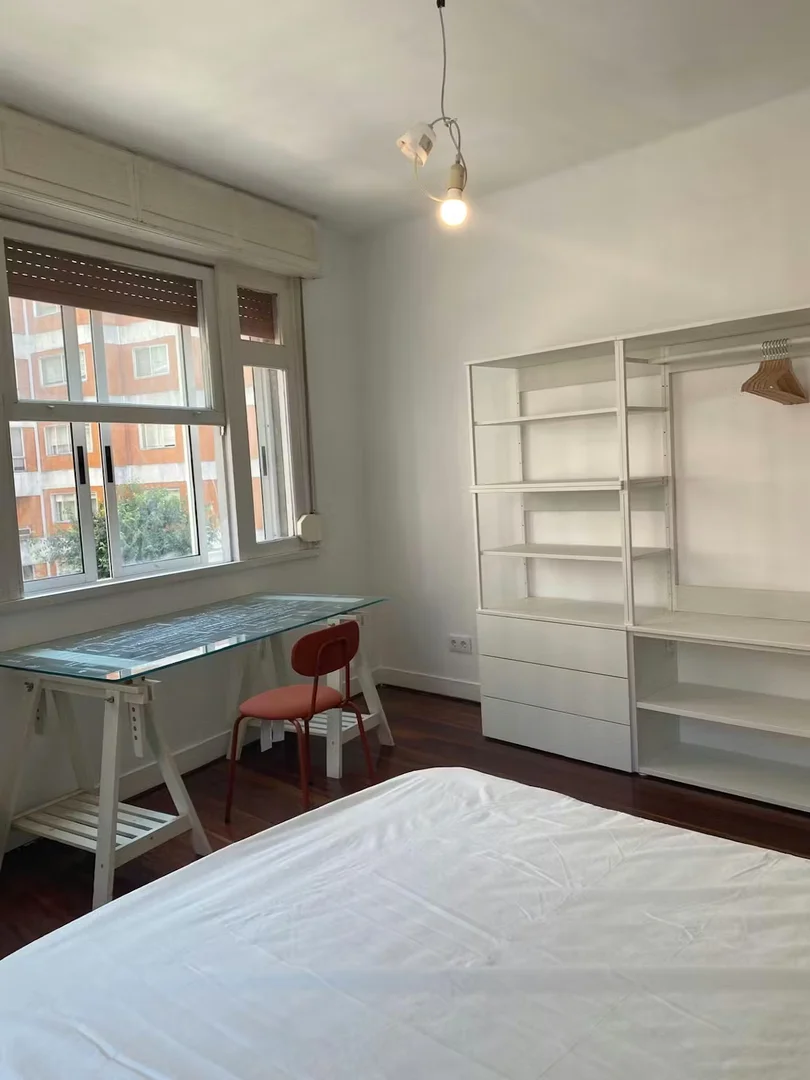 Funktionelles Studentenzimmer perfekt zum Studieren in