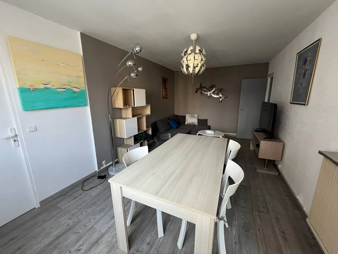 Habitación estudiantil luminosa y aireada con fácil acceso a la universidad en 