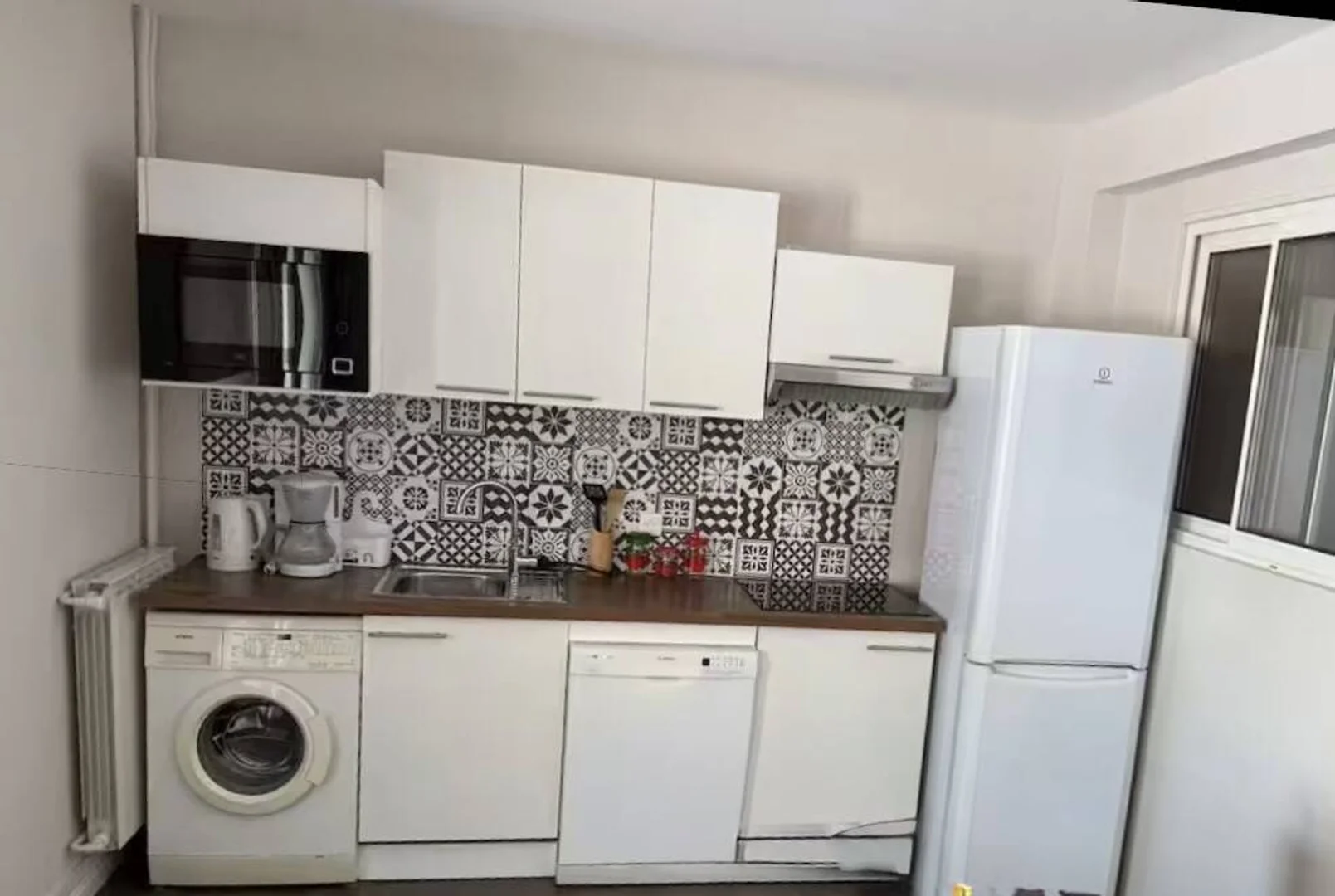  bölgesinde uygun konuma sahip ekonomik öğrenci odası