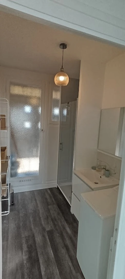 Habitación estudiantil luminosa y aireada con fácil acceso a la universidad en
