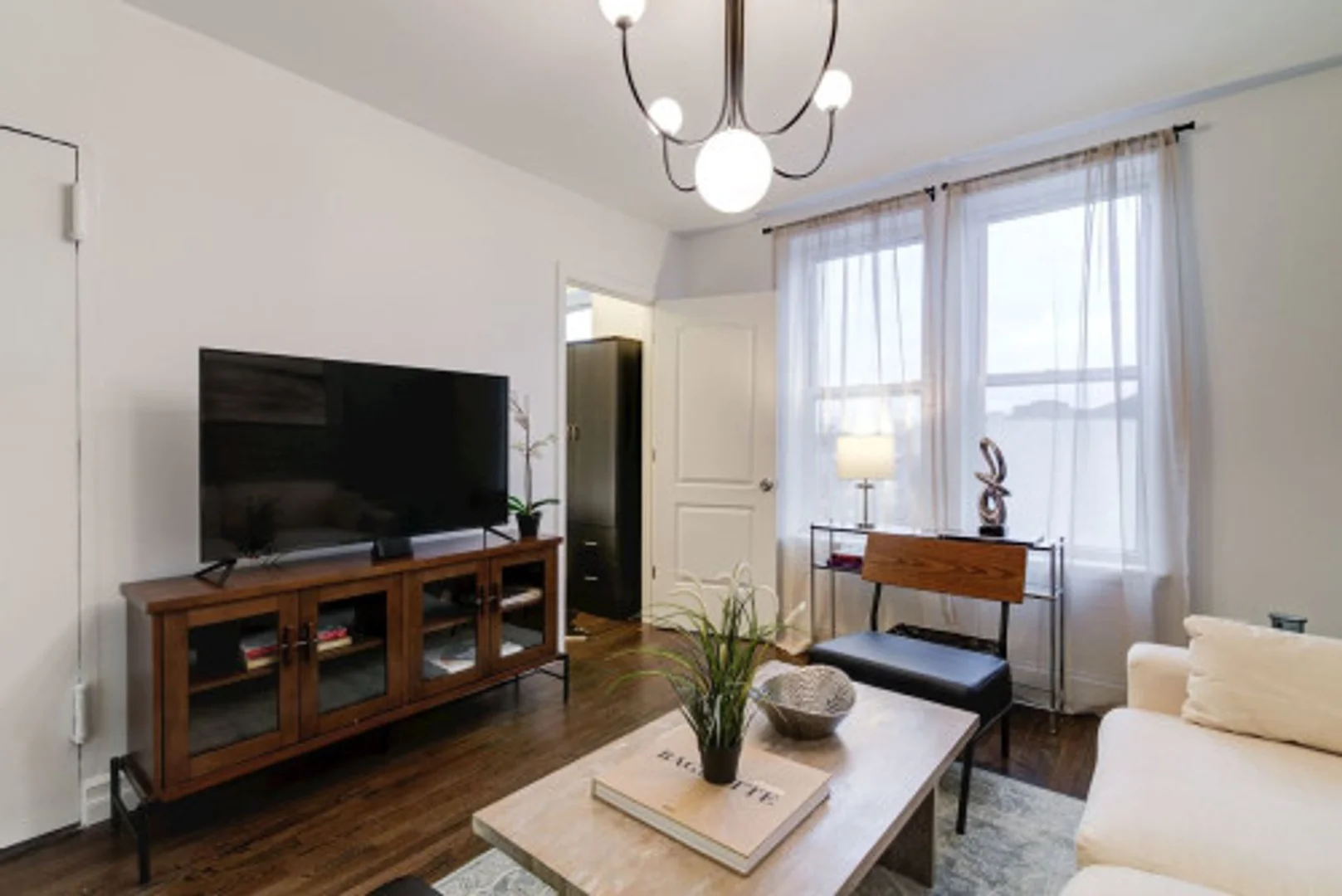 Habitación estudiantil luminosa y aireada con fácil acceso a la universidad en 