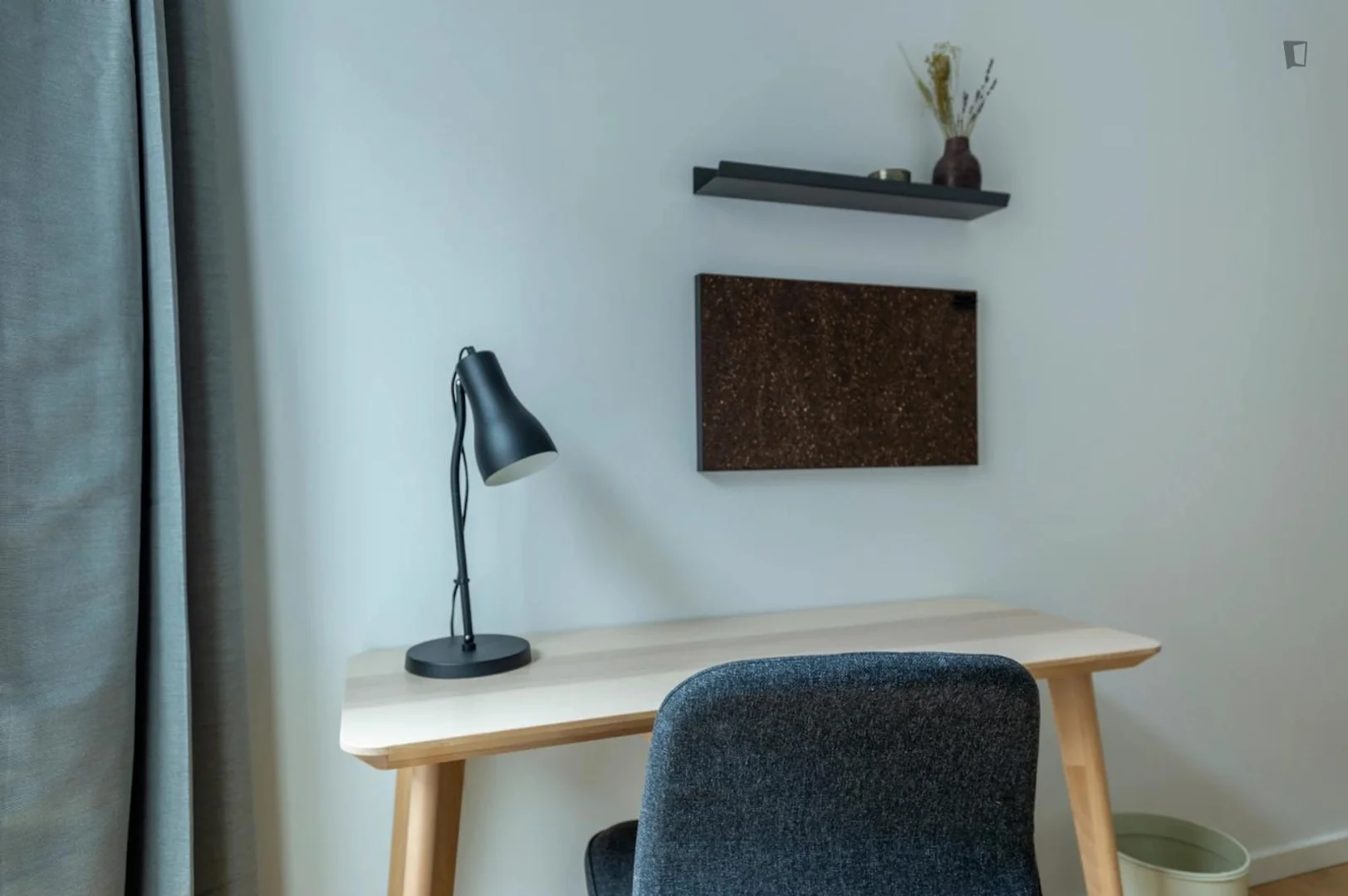 Habitación estudiantil luminosa y aireada con fácil acceso a la universidad en 