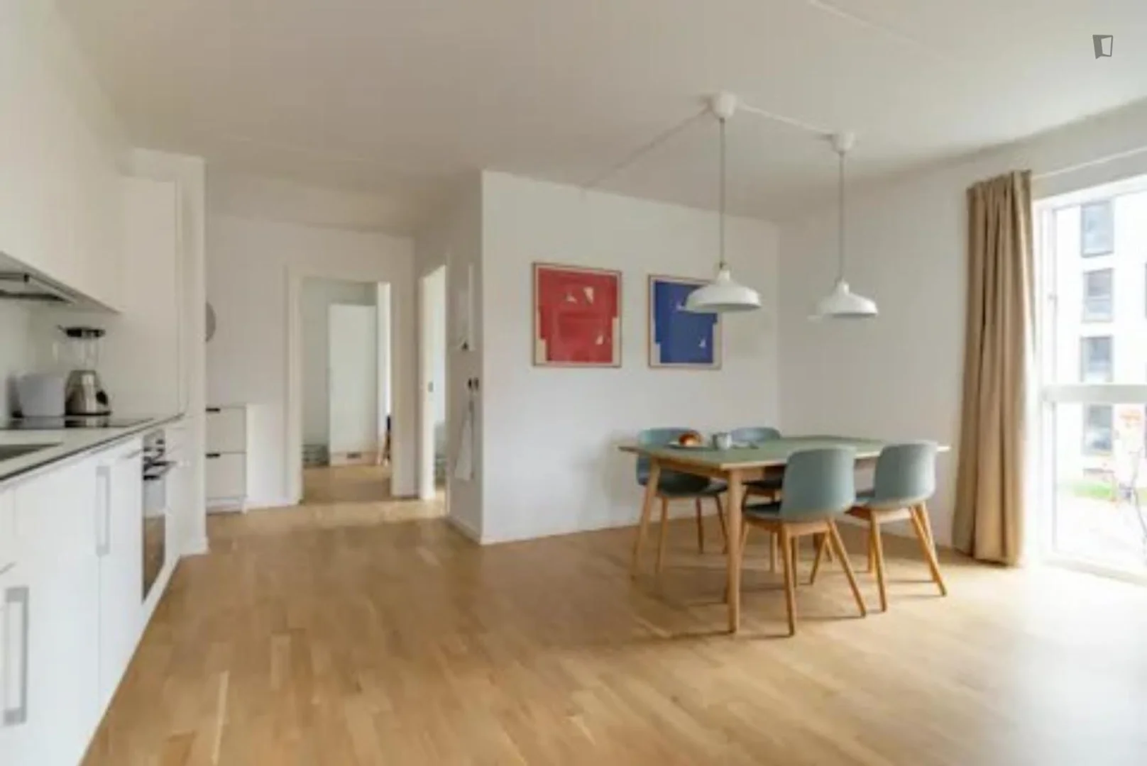 Habitación estudiantil luminosa y aireada con fácil acceso a la universidad en 