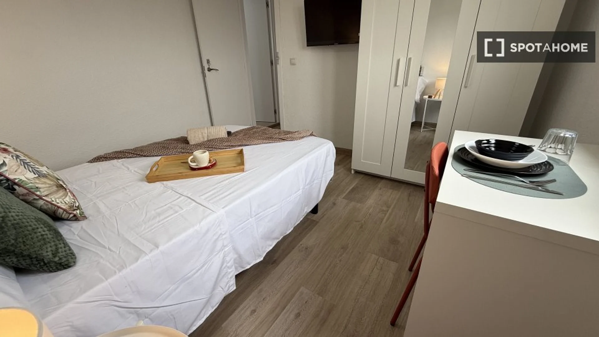 Helles und luftiges Studentenzimmer mit einfachem Zugang zur Universität in 