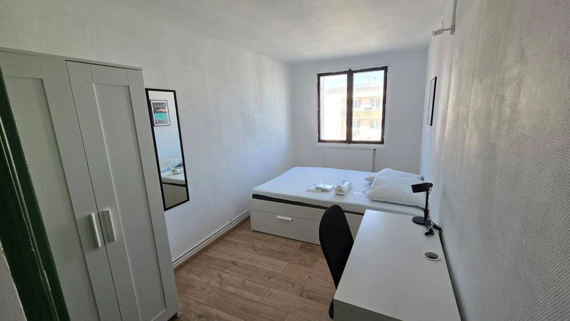 Quarto para alugar em apartamento de estudantes em , totalmente mobilado