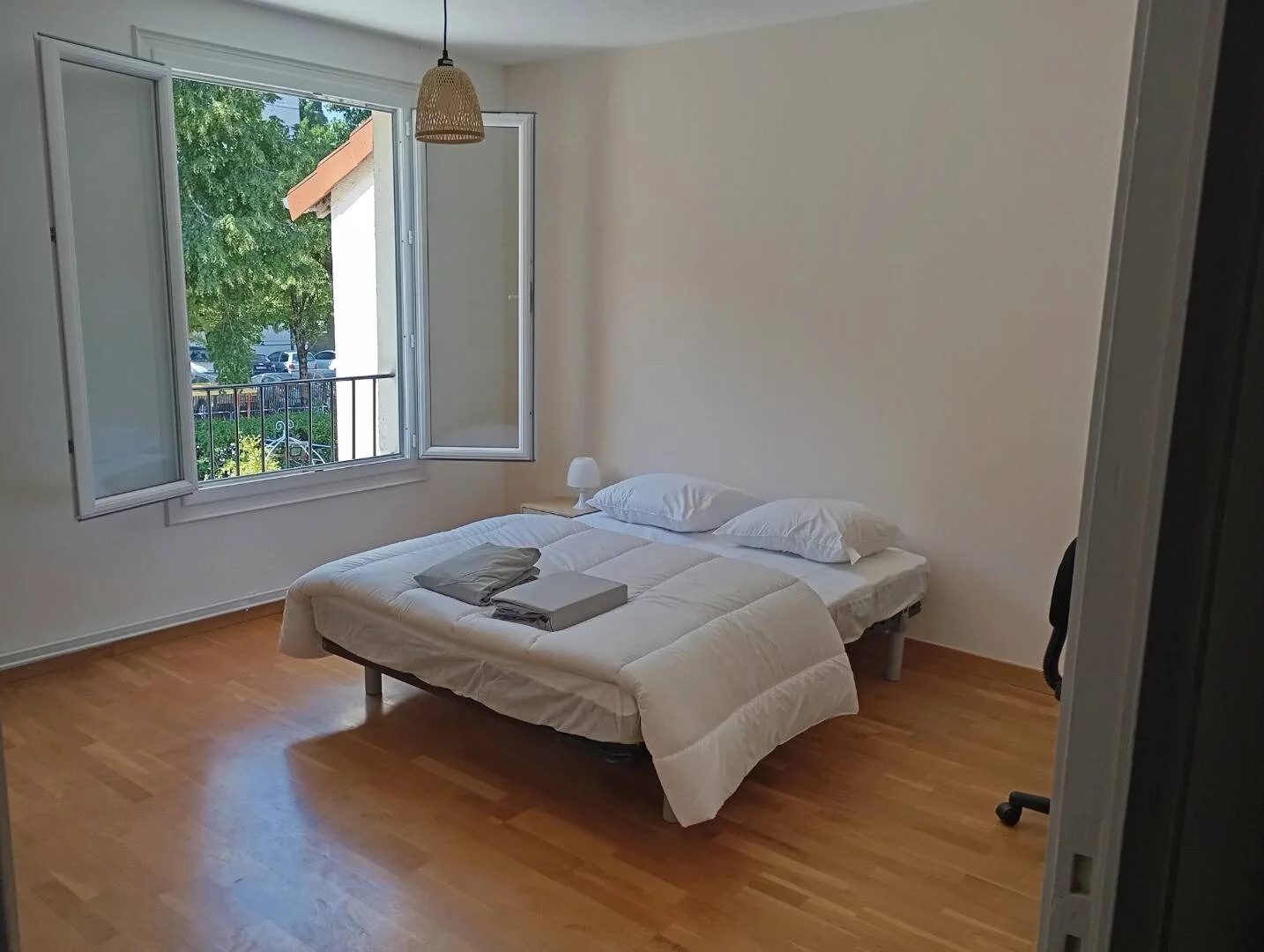 Habitación estudiantil funcional perfecta para estudiar en 