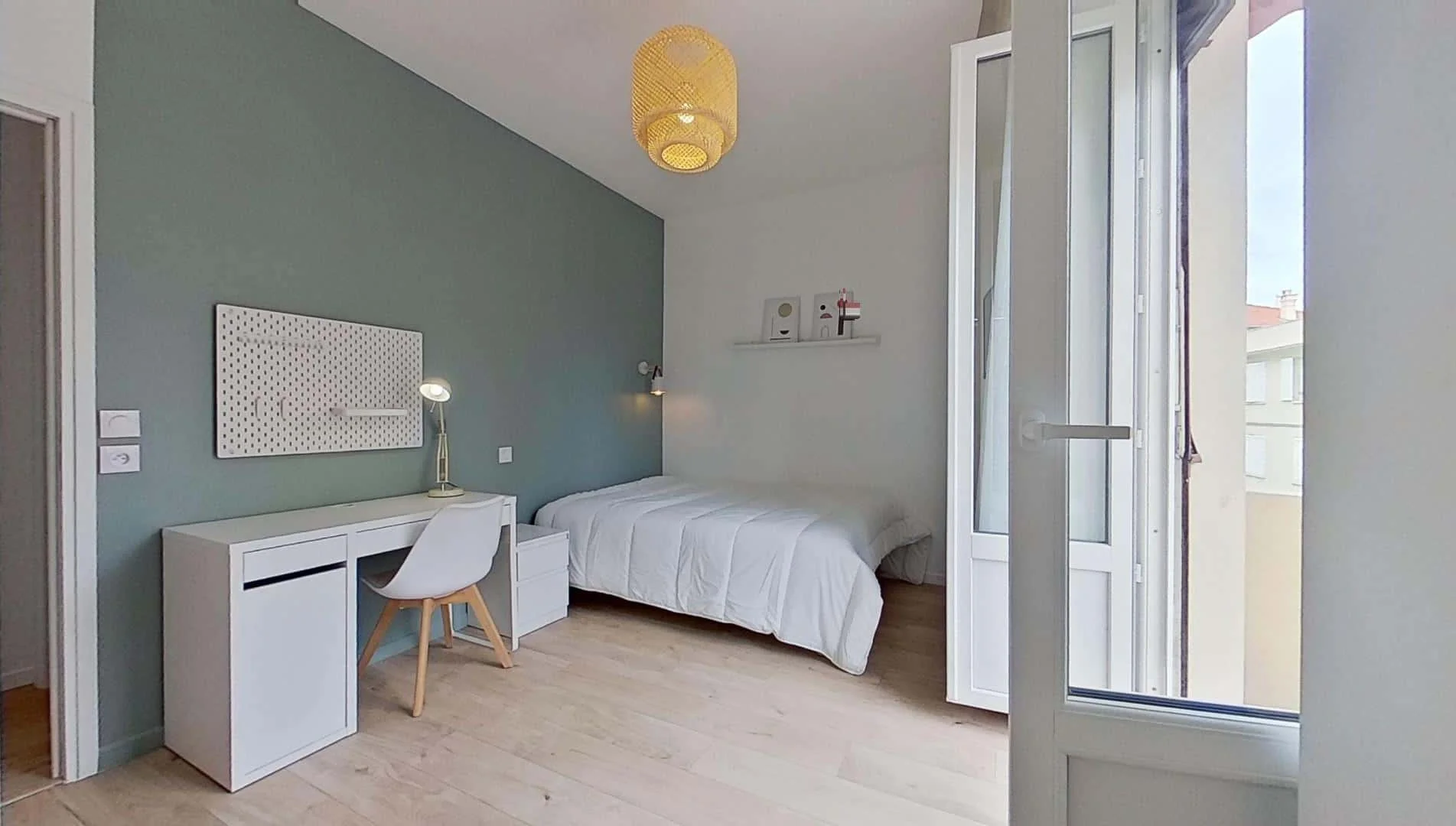 Chambre abordable pour les étudiants avec un bon éclairage dans